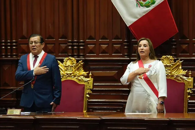 Dina Boluarte junto al presidente del Congreso, Eduardo Salhuana. Foto: John Reyes/La República   