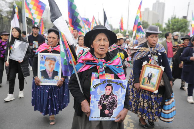  Deudos por los heridos y fallecidos en las protestas contra Dina Boluarte, Marchan al frente del Palacio de Justicia. Foto: La República/Mirian Torres. 