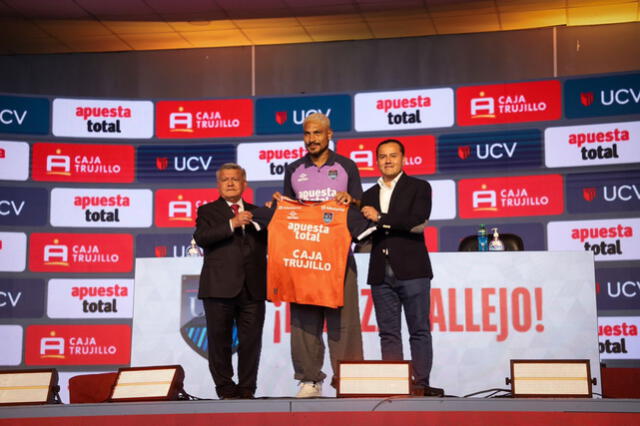 Paolo Guerrero fue presentado en la UCV en conferencia de prensa el 27 de febrero. Foto: UCV - Club Deportivo   