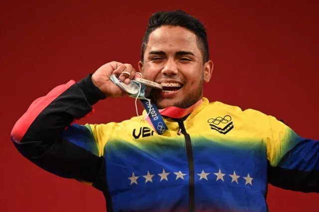 Vallenilla se llevó la medalla de plata durante el levantamiento de pesas de Tokio 2020. Foto: AFP Vallenilla se llevó la medalla de plata durante el levantamiento de pesas de Tokio 2020. Foto: AFP