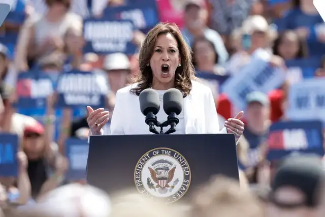 Biden abandonó la carrera a la reelección tras cuestionamientos a su capacidad para liderar. Harris tomó la posta. Foto: AFP   