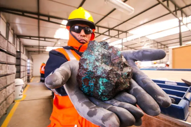  El cobre es esencial en la industria eléctrica debido a su alta conductividad, siendo utilizado en cables, motores y dispositivos electrónicos. Foto: Minem   