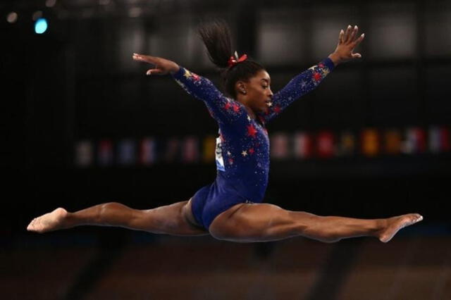  Con solo 27 años, Biles ha logrado un impresionante palmarés olímpico, acumulando diez medallas: siete de oro, una de plata y dos de bronce. Foto: AFP    