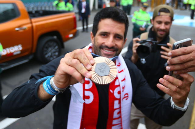  Stefano Peschiera tuvo un emocionante recibimiento tras llegar a Lima. Foto: difusión   