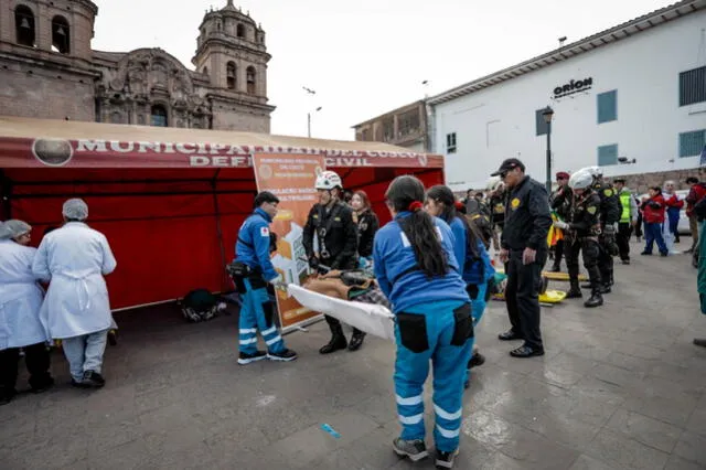 Personal de Defensa Civil estuvo presente en el simulacro realizado en Cusco. Foto: Luis Álvarez - LR   