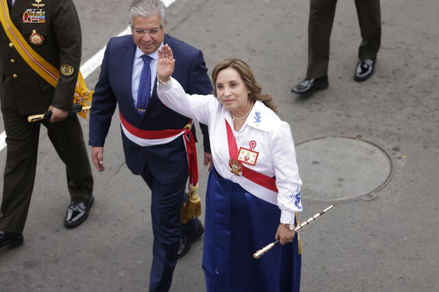  Dina Boluarte saludando a los asistentes en el Desfile Militar    