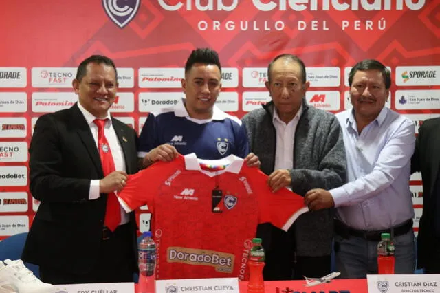  Christian Cueva fue presentado como nuevo jugador antes del partido ante Alianza Lima por el Torneo Clausura. Foto: Cienciano   