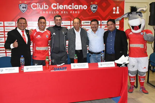  Cienciano presentó de manera oficial a Christian Cueva. Foto: Cienciano   