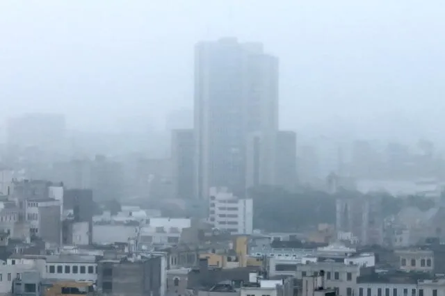 La neblina matutina es común durante el invierno en Lima. Foto: Andina   