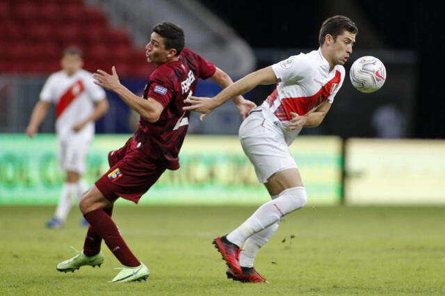 Santiago Ormeño debutó con Ricardo Gareca en Perú. Foto: AFP   