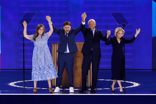 Gus Walz se robó el show cuando su padre aceptó oficialmente la nominación a la vicepresidencia. Foto: AFP   