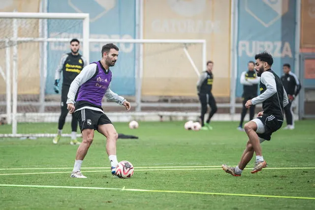  Martín Cauteruccio y Leandro Sosa en el entrenamiento en La Florida de cara al duelo ante UTC. Foto: Sporting Cristal/X   