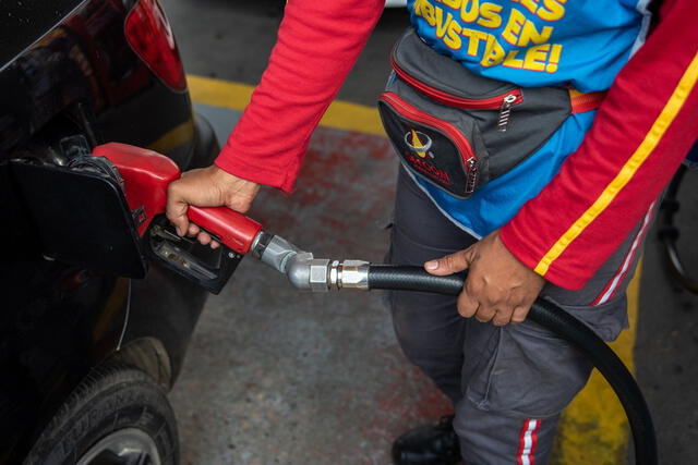 El país sudamericano se sitúa por encima de Paraguay en América Latina, siendo de los lugares con el menor costo por litro de gasolina. Foto: Bloomberg Línea.   