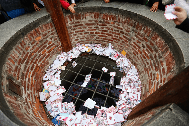 Aña tras año las cartas son dejadas en el Pozo de los Deseos en el Santuario de Santa Rosa en Lima. Foto: Difusión   