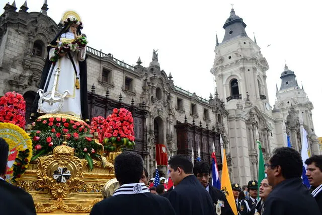 Cada 30 de agosto, Santa Rosa de Lima es paseada en procesión por las principales calles del centro de Lima.    