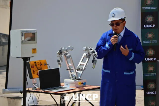  Dr. David Condezo Hurtado con la primera versión del robot. Foto: UNCP/Facebook   