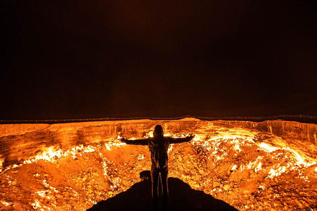 Para evitar que el gas tóxico se propagara, decidieron prenderle fuego, creyendo que se apagaría en unos días. Más de 50 años después, el cráter sigue ardiendo. Foto: DAVID SIMPSON   