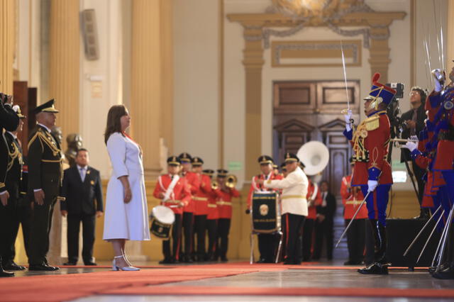 Dina Boluarte se retiró del hemiciclo principal del Congreso al promediar de las 5:00 p.m. Foto: Presidencia del Perú. 