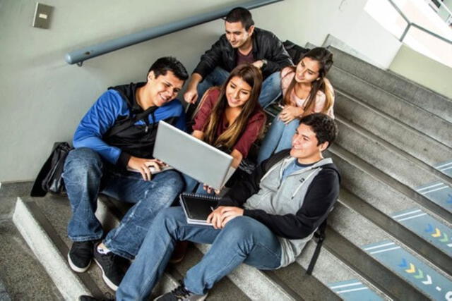 Estudiantes de instituto del Perú que se convertiría en universidad. 