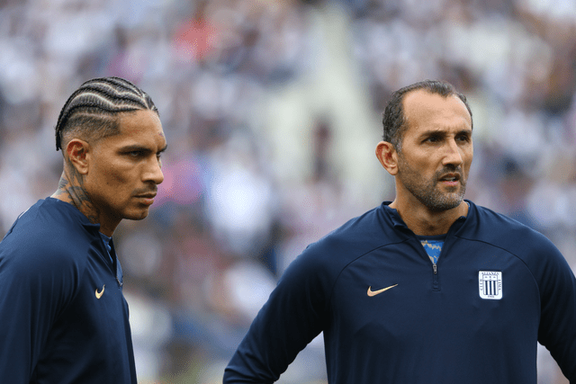 Hernán Barcos y Paolo Guerrero entrenaron por primera vez en Alianza Lima durante la presentación del 'Depredador'. Foto: Luis Jiménez/La República   