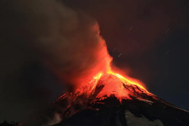 El volcán Villarrica es uno de los más activos de Chile, con erupciones documentadas desde la época prehispánica. La última gran erupción fue en 2015, cuando una explosión de ceniza y lava obligó a evacuar a miles. Foto: AFP   