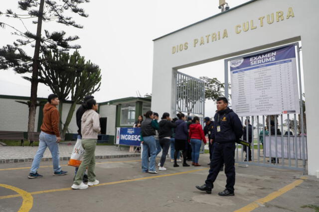 Miles de profesionales realizaron largas colas para rendir el último examen Serums 2024-II. Foto: Difusión   