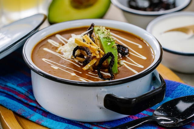 La sopa de frijoles, uno de los ingredientes clave de la dieta purépecha. Foto: Kiwilimon.  