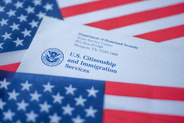  USCIS trabaja en estrecha colaboración con otras agencias gubernamentales, como el Departamento de Estado y el Departamento de Seguridad Nacional. Foto: iStock   