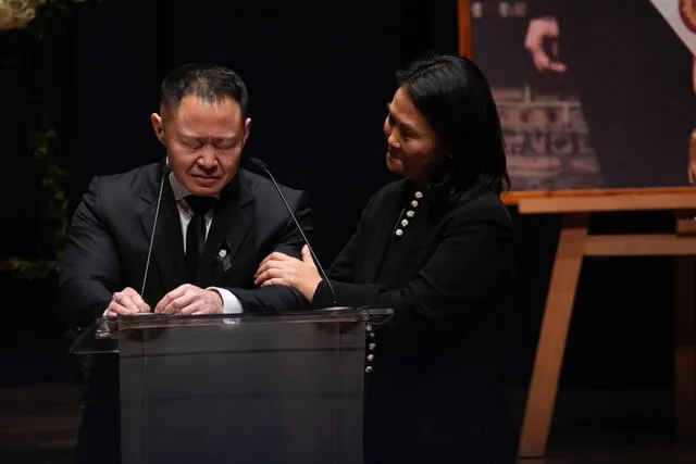 Kenji Fujimori junto a Keiko Fujimori, en misa de cuerpo de su padre. Foto: John Reyes/La República   