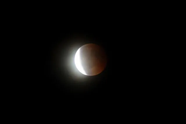 Durante un eclipse lunar parcial, solo una parte de la Luna entra en la umbra de la Tierra. Foto: David Santaolalla / Flickr   