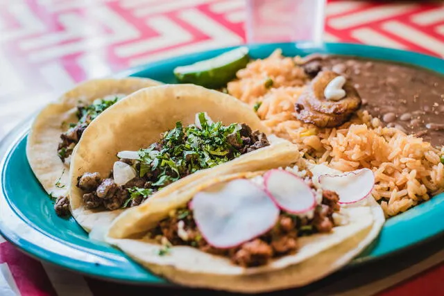  México, reconocido por su auténtica comida callejera, ofrece delicias como tacos, quesadillas y elotes, que atrae a viajeros de todo el mundo. Foto: Pexels   