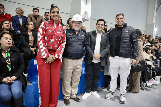 Nicolás Pacheco, deportista olímpico en París 2024 y Carla Rueda, voleibolista, estuvieron presentes en la ceremonia. Foto: Difusión   