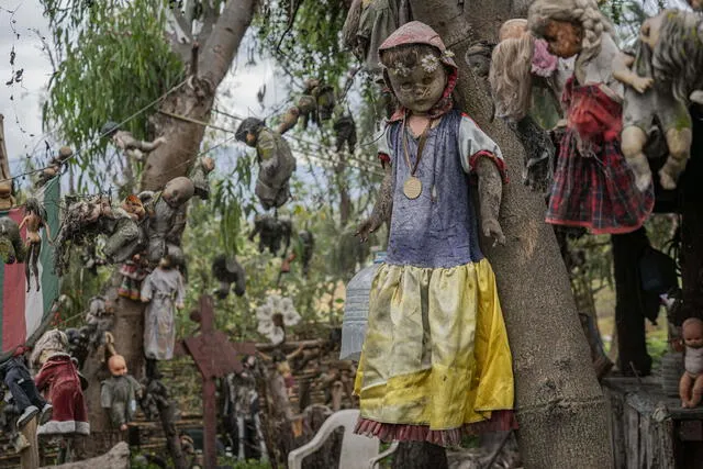  La Isla de las Muñecas en Xochimilco es famosa por sus árboles decorados con cientos de muñecas colgantes. Foto: México Desconocido/Luis Peagui   