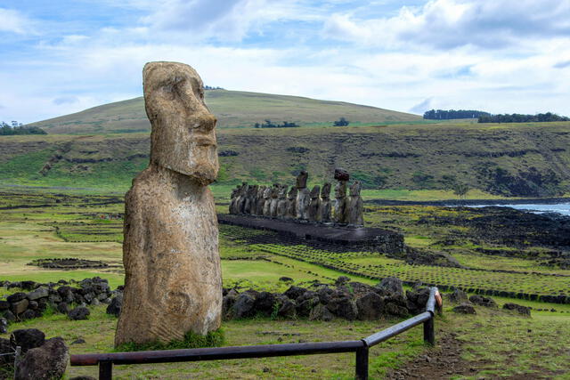  La Isla de Pascua, en medio del Pacífico, es mundialmente conocida por sus enigmáticas estatuas de moáis, gigantescas. Foto: Pexels   