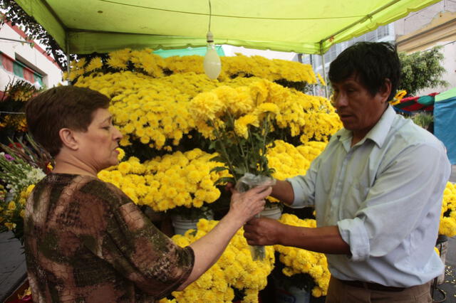  Regalar flores amarillas el 21 de septiembre. Foto: Andina   