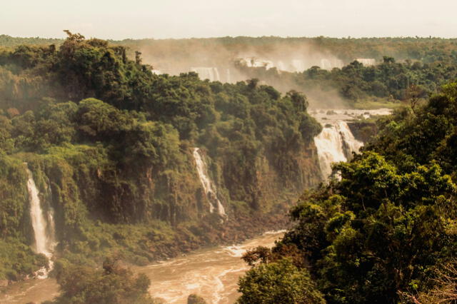  Las cataratas cuentan con 275 saltos individuales, siendo la Garganta del Diablo el más alto. Foto: Pexels   