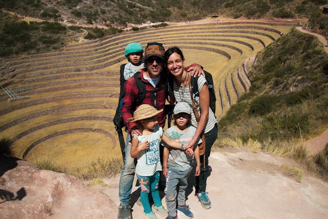 Los Mundo, conformados por Marta Bruyel, Daniel Gimeno, sus tres hijos y dos mascotas, han vivido como nómadas viajando por América durante cinco años. Foto: @losmundo.es/Instagram   