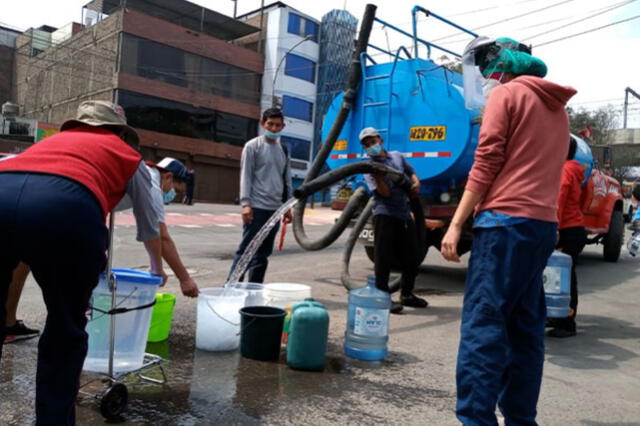 Para minimizar inconvenientes durante el corte, se aconseja racionar el agua almacenada y mantenerse informado sobre la duración del servicio interrumpido. Foto: Andina   