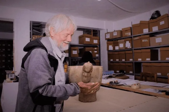  John Rick con el cuenco antiguo de cabeza de cóndor que encontró debajo del templo. Foto: Antamina.<br><br>    