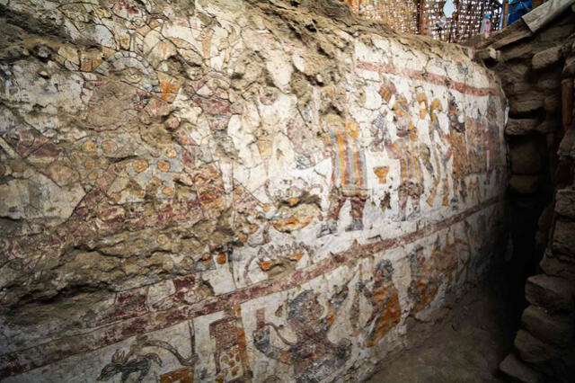  Mujer coronada con cetro (izquierda), procesión de hombres detrás de ella cargando objetos (derecha), y taller textil (abajo) pintado en un muro descubierto al interior de la Sala del Imaginario Moche. Foto: Lisa Trever/Andina    