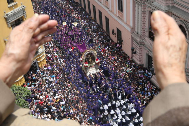 Procesión del Señor de los Milagros por las calles del centro de Lima. Foto: Andina   