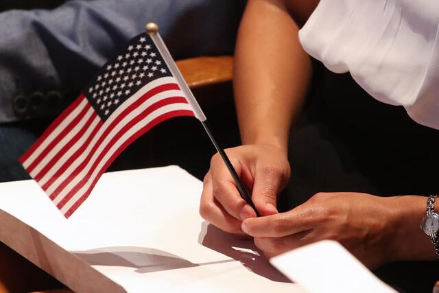  El USCIS también procesa las solicitudes de tarjetas de residencia permanente, conocidas como "green cards". Foto: EFE   