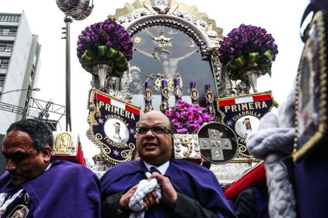 La Hermandad del Señor de los Milagros se encarga de cargar el altar. Foto: Andina   