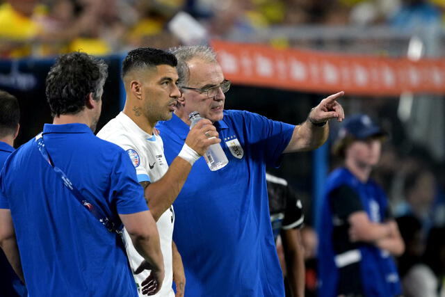 Luis Suárez y Marcelo Bielsa en la Copa América 2024. Foto: AFP   