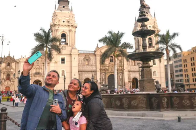 Familias peruanas aprovechan los feriados en salir a pasear. Foto: Andina.    