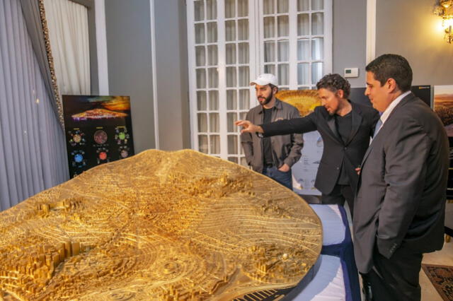 Nayib Bukele visualizando una maqueda de Bitcoin City. Foto: Expansión   