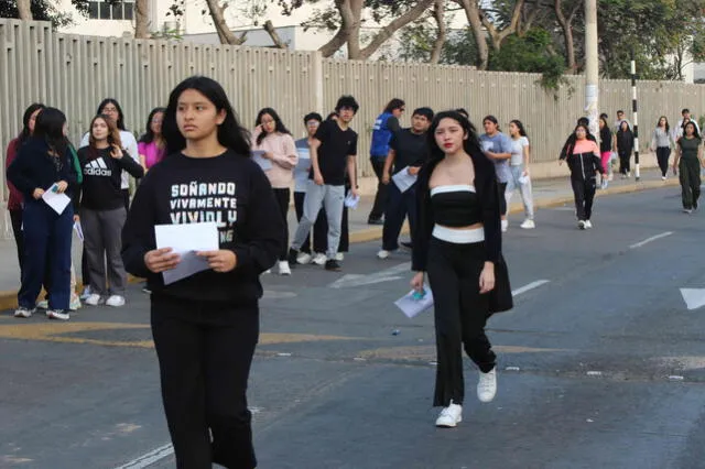 Postulantes llegan a instalaciones de San Marcos para rendir su examen de admisión