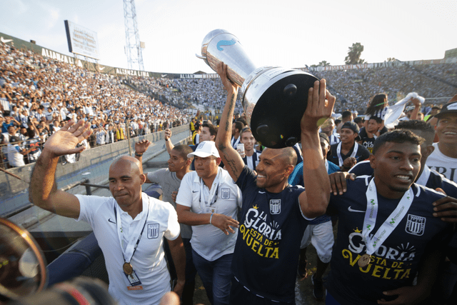 Luis Ramírez con el título nacional en Matute en el 2017. Foto: La República   