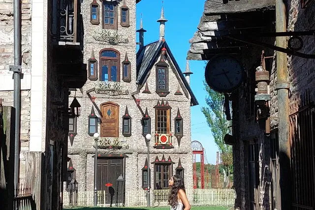  La ciudad fue construida con objetos rescatados de demoliciones, ferias y mercados, como rieles de tren, escaleras de iglesias y butacas de cines. Foto: Campanópolis   