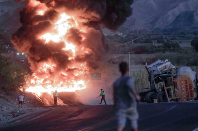  Un tráiler cargado de combustible se volcó, provocando un gran incendio en a Panamericana Sur de Ica. Foto: Alberto Orbegoso/Agencia Contraluz    